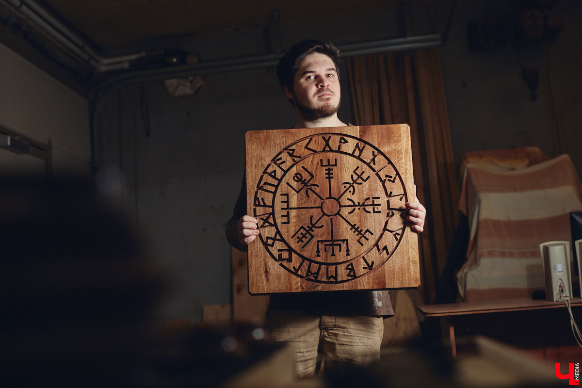 Вдохновился предложением подписчика, полночи размышлял и наутро смастерил невиданный музыкальный инструмент. Как-то так происходят открытия в XXI веке! Рассматриваем электроакустическую бас-лиру владимирского создателя скандинавских музыкальных инструментов Юрия Пичуева и предполагаем, где уникальное изобретение можно применить.