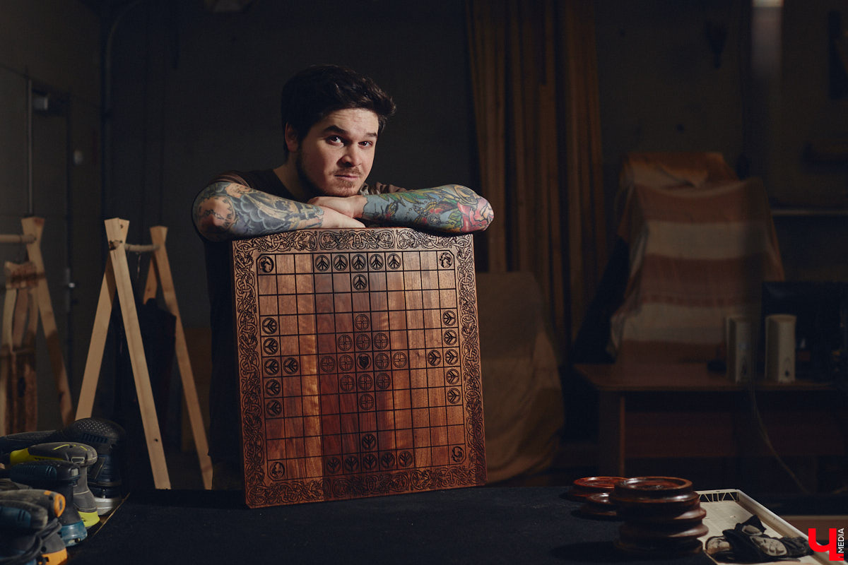 Вдохновился предложением подписчика, полночи размышлял и наутро смастерил невиданный музыкальный инструмент. Как-то так происходят открытия в XXI веке! Рассматриваем электроакустическую бас-лиру владимирского создателя скандинавских музыкальных инструментов Юрия Пичуева и предполагаем, где уникальное изобретение можно применить.