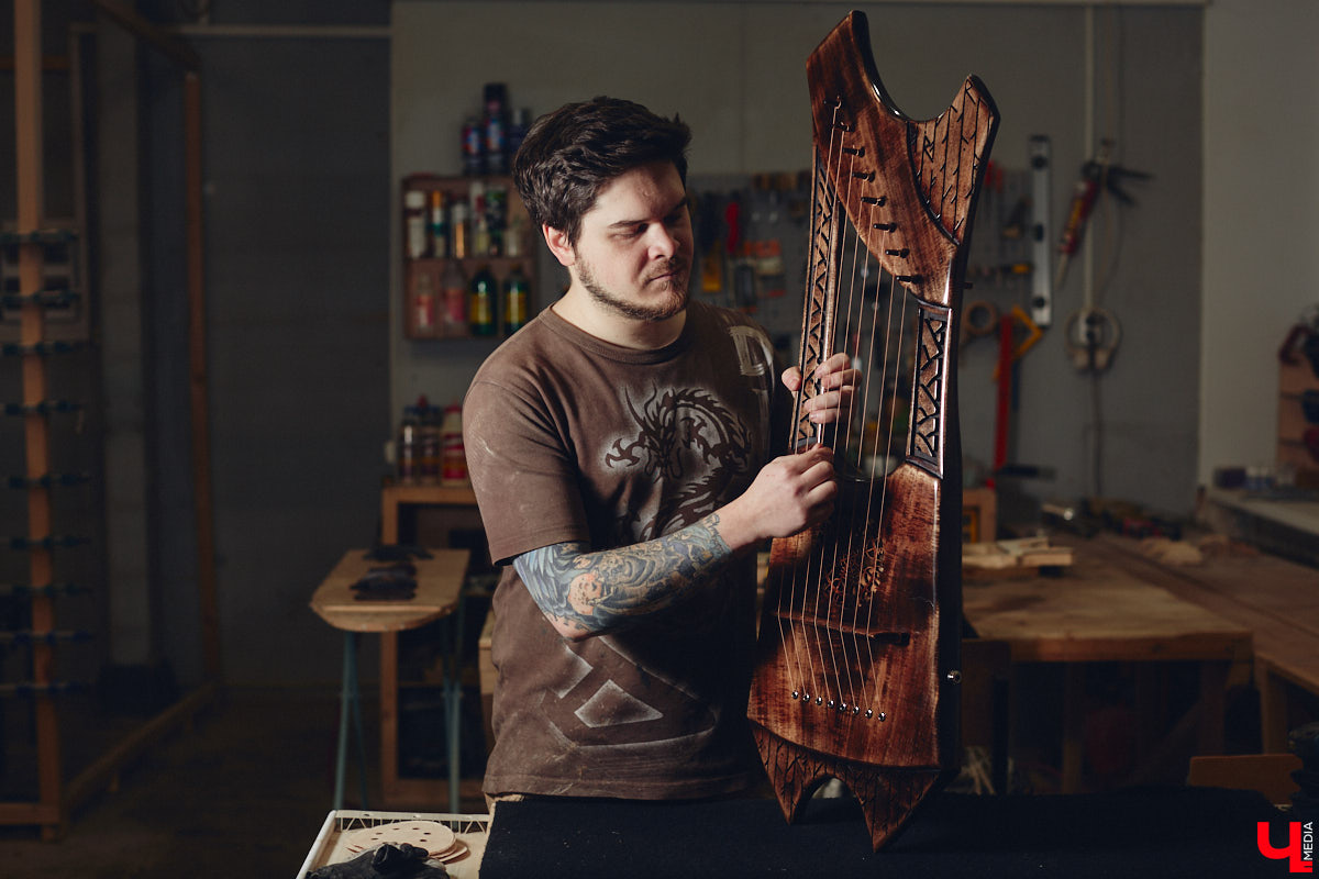 Вдохновился предложением подписчика, полночи размышлял и наутро смастерил невиданный музыкальный инструмент. Как-то так происходят открытия в XXI веке! Рассматриваем электроакустическую бас-лиру владимирского создателя скандинавских музыкальных инструментов Юрия Пичуева и предполагаем, где уникальное изобретение можно применить.