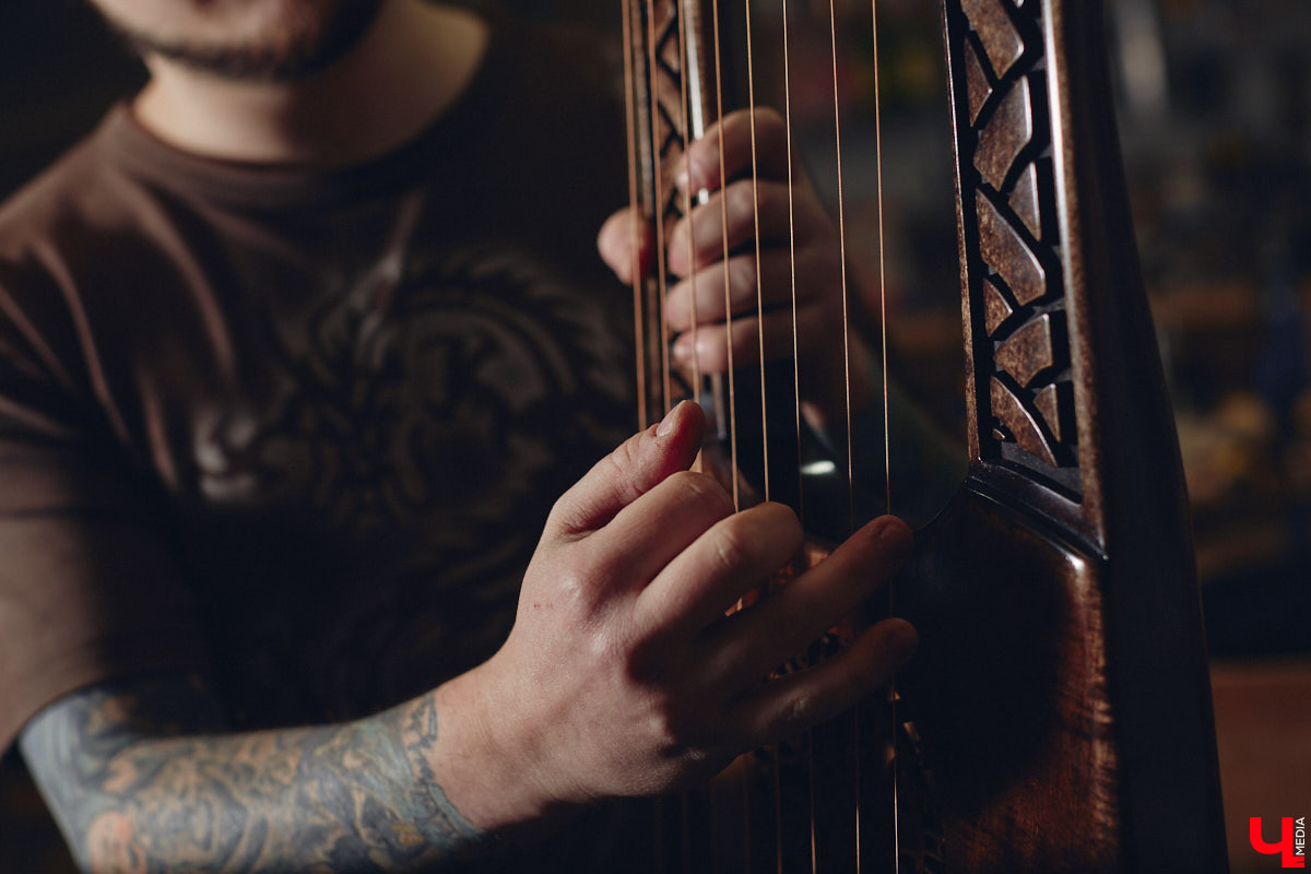 Вдохновился предложением подписчика, полночи размышлял и наутро смастерил невиданный музыкальный инструмент. Как-то так происходят открытия в XXI веке! Рассматриваем электроакустическую бас-лиру владимирского создателя скандинавских музыкальных инструментов Юрия Пичуева и предполагаем, где уникальное изобретение можно применить.