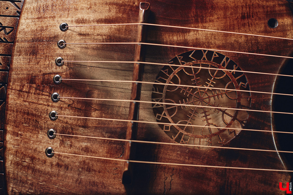 Вдохновился предложением подписчика, полночи размышлял и наутро смастерил невиданный музыкальный инструмент. Как-то так происходят открытия в XXI веке! Рассматриваем электроакустическую бас-лиру владимирского создателя скандинавских музыкальных инструментов Юрия Пичуева и предполагаем, где уникальное изобретение можно применить.