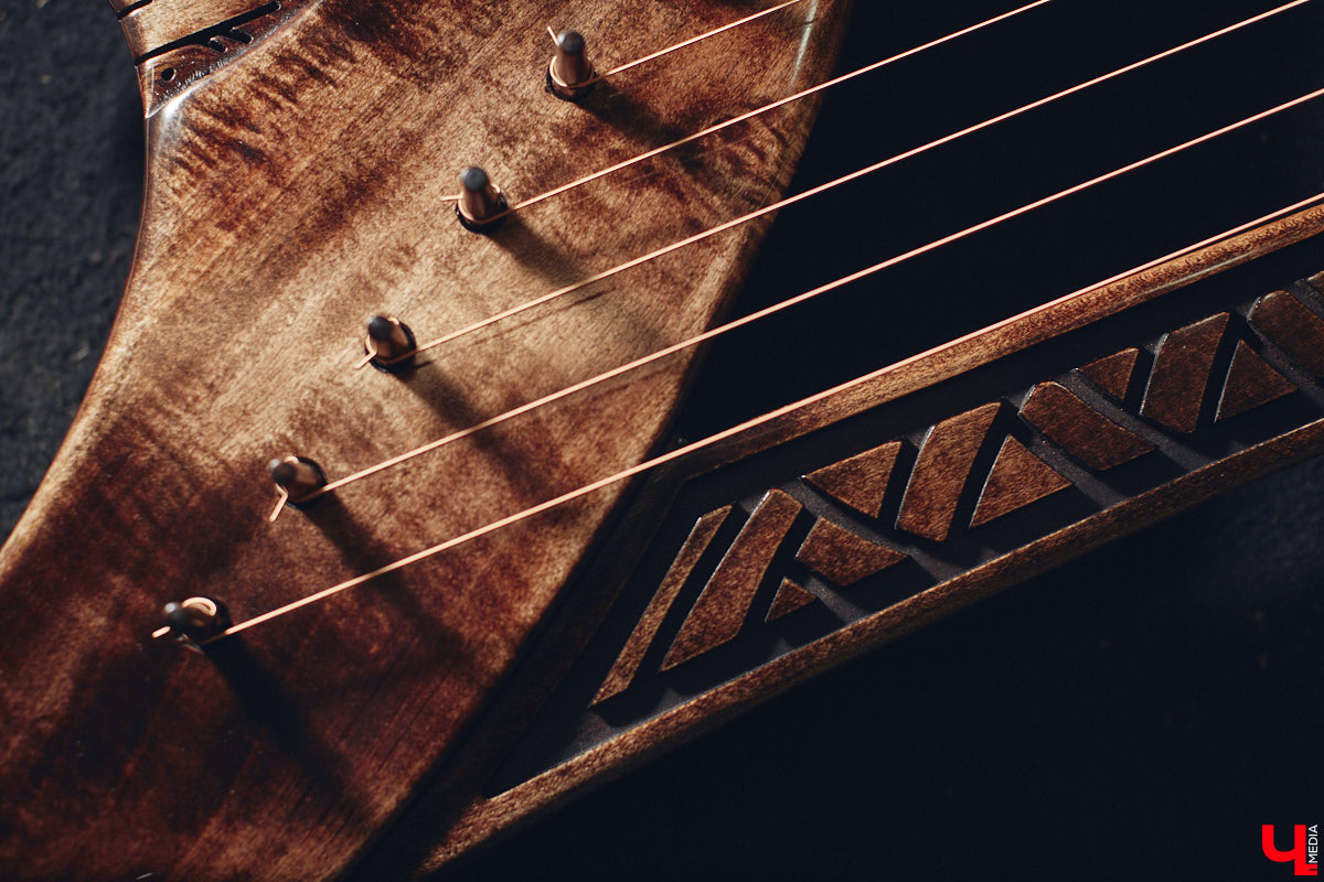 Вдохновился предложением подписчика, полночи размышлял и наутро смастерил невиданный музыкальный инструмент. Как-то так происходят открытия в XXI веке! Рассматриваем электроакустическую бас-лиру владимирского создателя скандинавских музыкальных инструментов Юрия Пичуева и предполагаем, где уникальное изобретение можно применить.