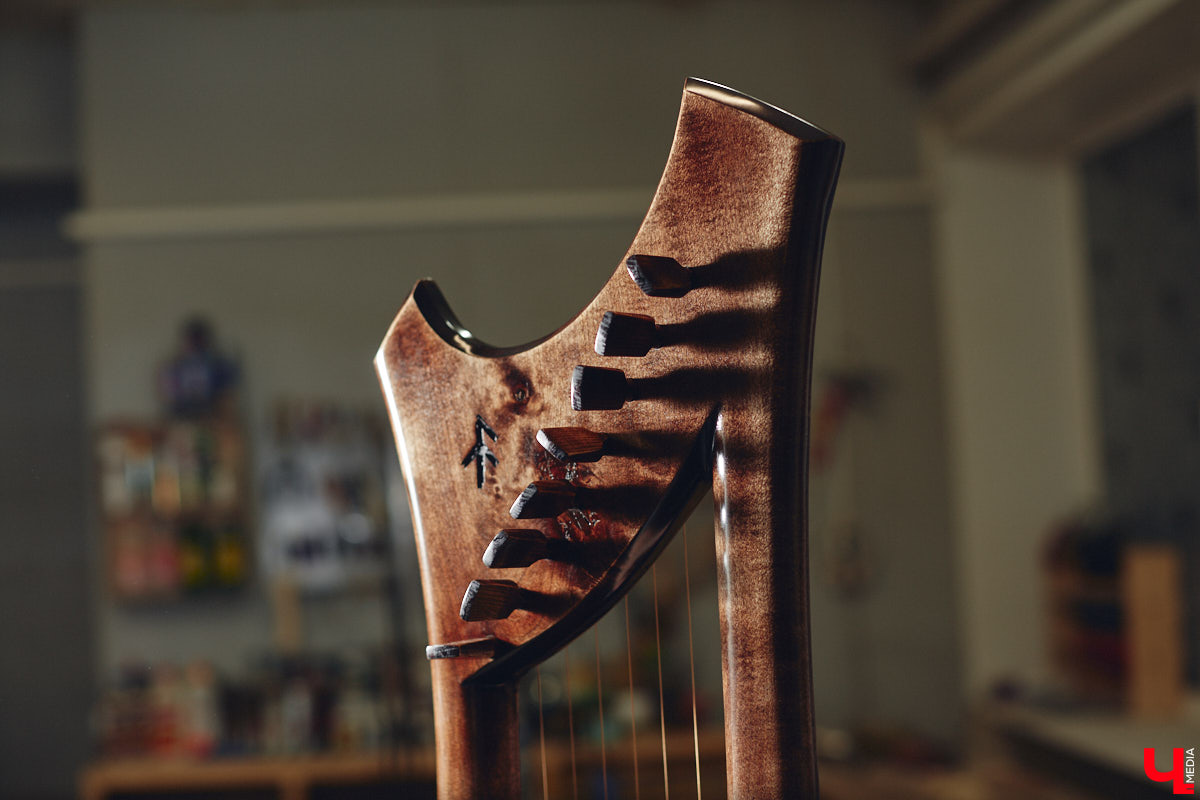 Вдохновился предложением подписчика, полночи размышлял и наутро смастерил невиданный музыкальный инструмент. Как-то так происходят открытия в XXI веке! Рассматриваем электроакустическую бас-лиру владимирского создателя скандинавских музыкальных инструментов Юрия Пичуева и предполагаем, где уникальное изобретение можно применить.