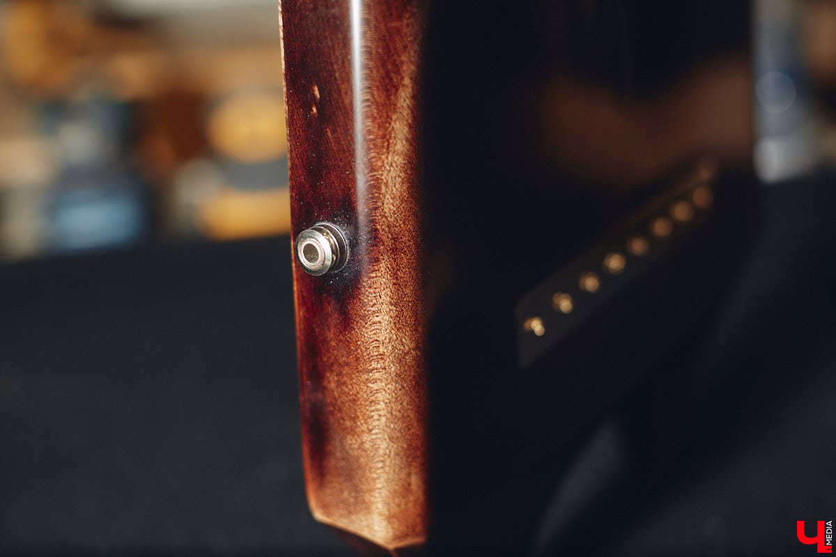 Вдохновился предложением подписчика, полночи размышлял и наутро смастерил невиданный музыкальный инструмент. Как-то так происходят открытия в XXI веке! Рассматриваем электроакустическую бас-лиру владимирского создателя скандинавских музыкальных инструментов Юрия Пичуева и предполагаем, где уникальное изобретение можно применить.