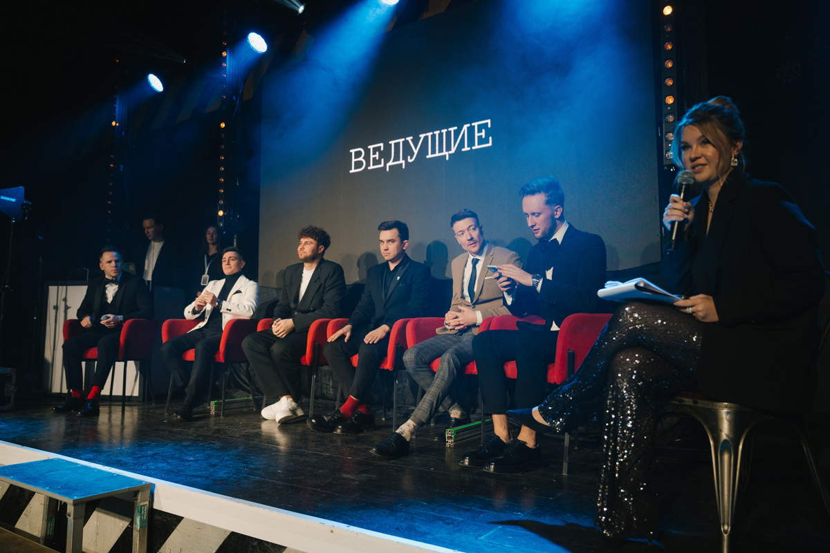 Если раньше атмосфера «Завтрака с невестой» была максимально приближена к свадебно-торжественной, то первый ивент 2023 года прошёл в нехарактерных декорациях. Парящие белые платья и тёмные стены концертного бара, 25 свадебных образов и главные организационные тренды. Собрали для вас всё самое интересное в одном материале!