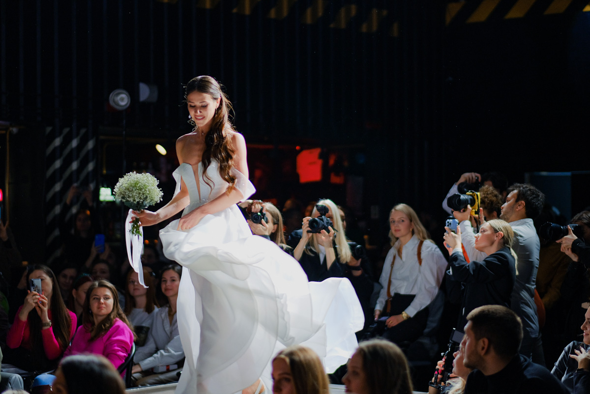 Если раньше атмосфера «Завтрака с невестой» была максимально приближена к свадебно-торжественной, то первый ивент 2023 года прошёл в нехарактерных декорациях. Парящие белые платья и тёмные стены концертного бара, 25 свадебных образов и главные организационные тренды. Собрали для вас всё самое интересное в одном материале!