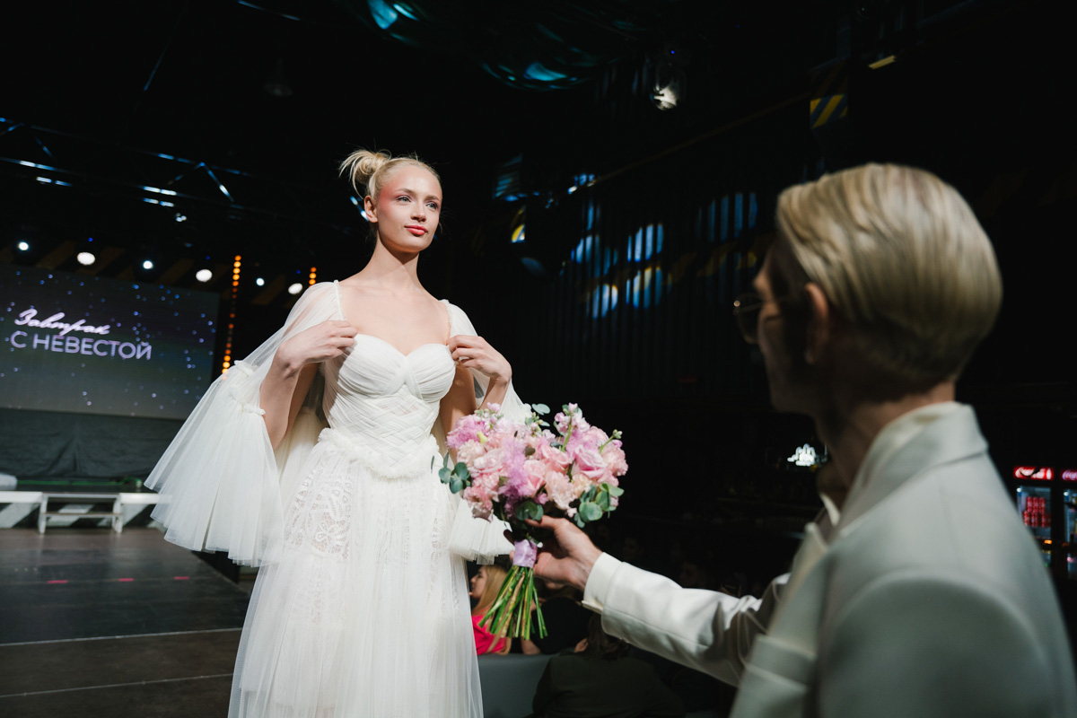 Если раньше атмосфера «Завтрака с невестой» была максимально приближена к свадебно-торжественной, то первый ивент 2023 года прошёл в нехарактерных декорациях. Парящие белые платья и тёмные стены концертного бара, 25 свадебных образов и главные организационные тренды. Собрали для вас всё самое интересное в одном материале!