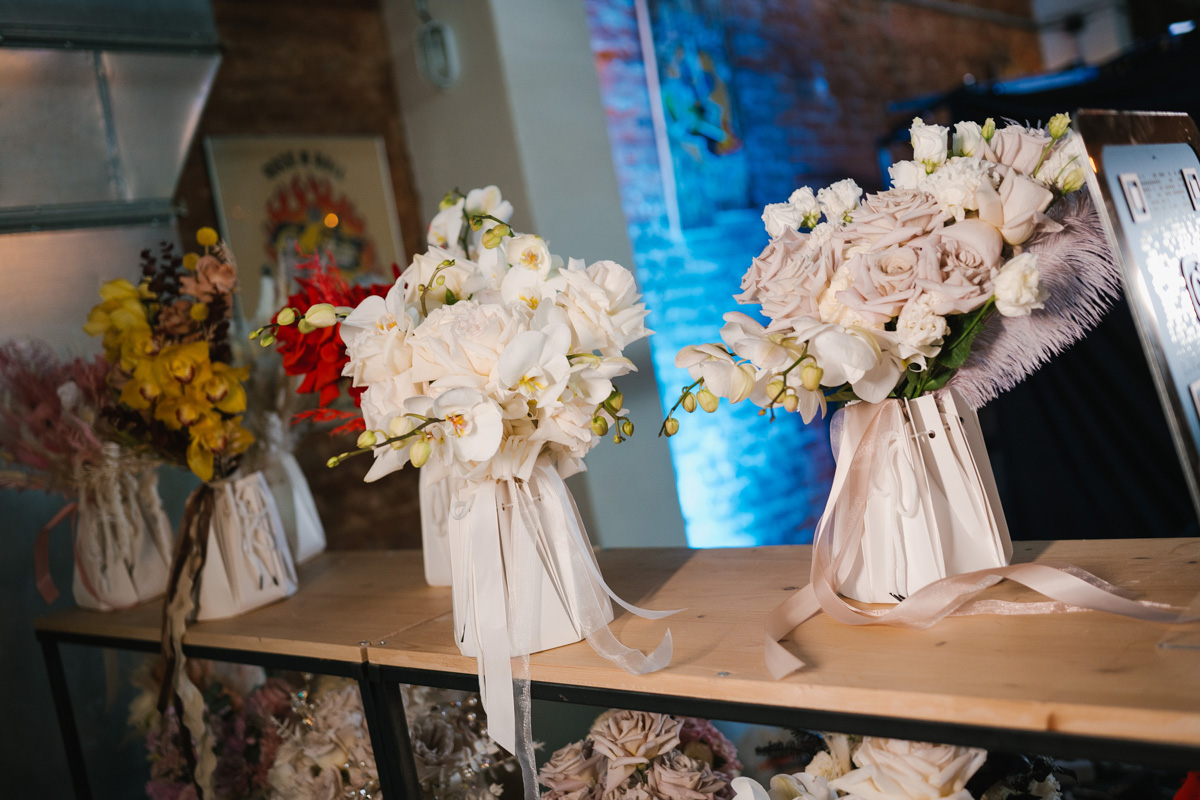 Если раньше атмосфера «Завтрака с невестой» была максимально приближена к свадебно-торжественной, то первый ивент 2023 года прошёл в нехарактерных декорациях. Парящие белые платья и тёмные стены концертного бара, 25 свадебных образов и главные организационные тренды. Собрали для вас всё самое интересное в одном материале!