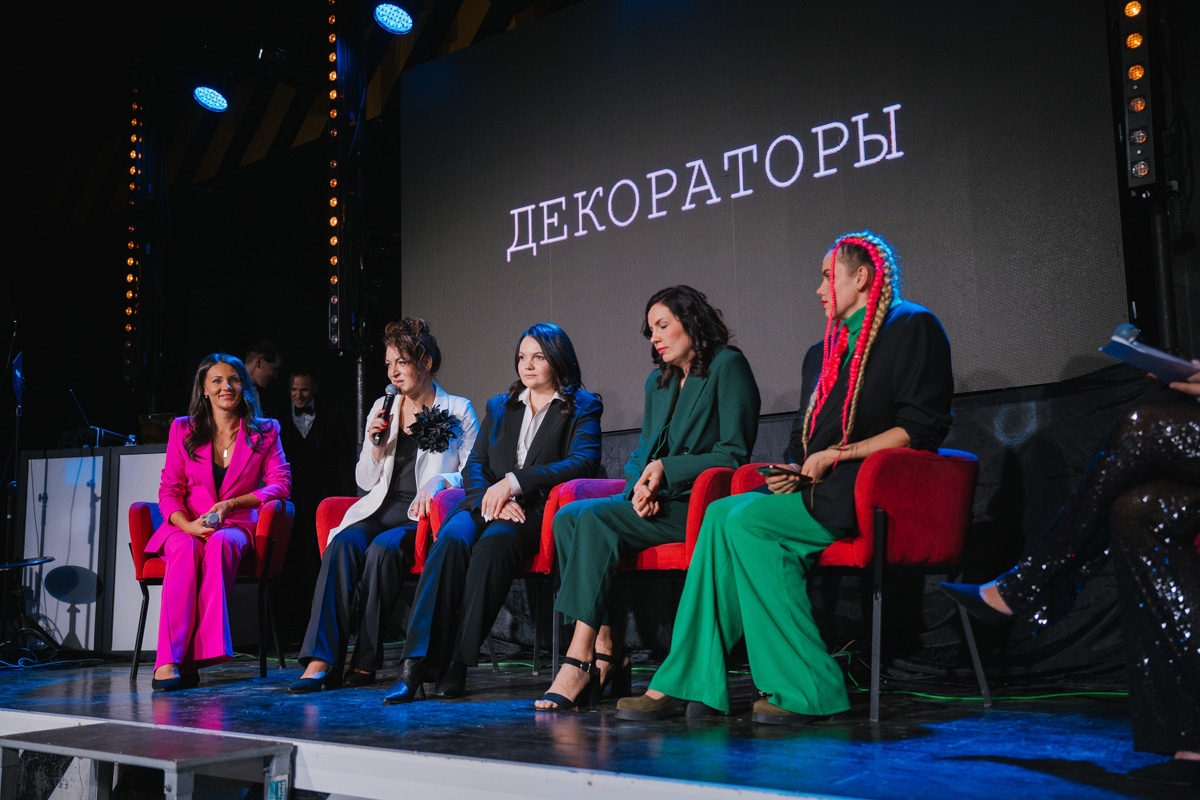 Если раньше атмосфера «Завтрака с невестой» была максимально приближена к свадебно-торжественной, то первый ивент 2023 года прошёл в нехарактерных декорациях. Парящие белые платья и тёмные стены концертного бара, 25 свадебных образов и главные организационные тренды. Собрали для вас всё самое интересное в одном материале!