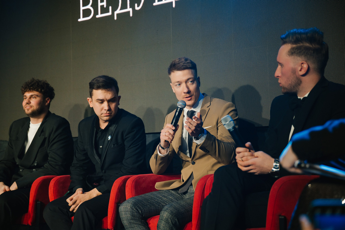 Если раньше атмосфера «Завтрака с невестой» была максимально приближена к свадебно-торжественной, то первый ивент 2023 года прошёл в нехарактерных декорациях. Парящие белые платья и тёмные стены концертного бара, 25 свадебных образов и главные организационные тренды. Собрали для вас всё самое интересное в одном материале!