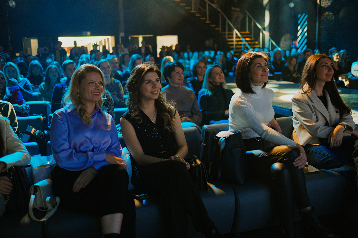 Если раньше атмосфера «Завтрака с невестой» была максимально приближена к свадебно-торжественной, то первый ивент 2023 года прошёл в нехарактерных декорациях. Парящие белые платья и тёмные стены концертного бара, 25 свадебных образов и главные организационные тренды. Собрали для вас всё самое интересное в одном материале!