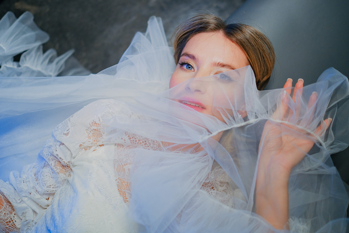 Если раньше атмосфера «Завтрака с невестой» была максимально приближена к свадебно-торжественной, то первый ивент 2023 года прошёл в нехарактерных декорациях. Парящие белые платья и тёмные стены концертного бара, 25 свадебных образов и главные организационные тренды. Собрали для вас всё самое интересное в одном материале!