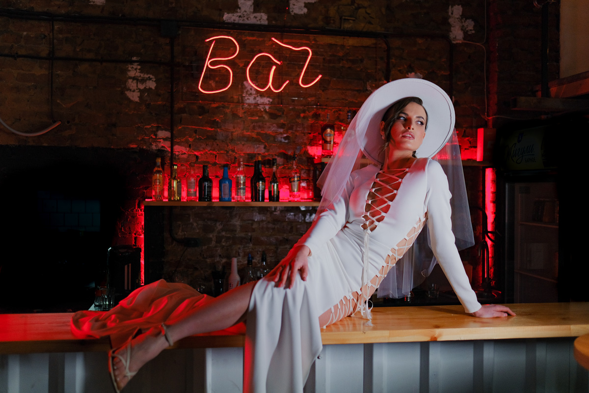 Если раньше атмосфера «Завтрака с невестой» была максимально приближена к свадебно-торжественной, то первый ивент 2023 года прошёл в нехарактерных декорациях. Парящие белые платья и тёмные стены концертного бара, 25 свадебных образов и главные организационные тренды. Собрали для вас всё самое интересное в одном материале!