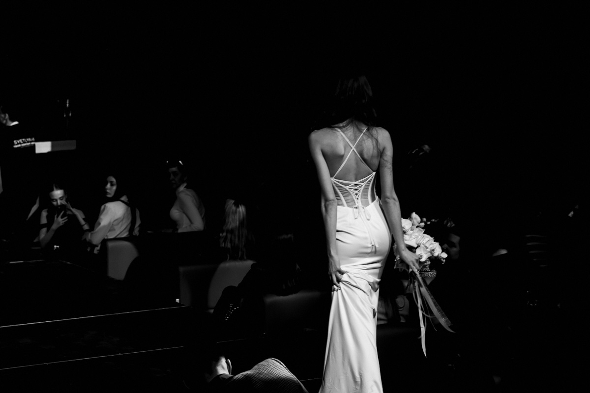 Если раньше атмосфера «Завтрака с невестой» была максимально приближена к свадебно-торжественной, то первый ивент 2023 года прошёл в нехарактерных декорациях. Парящие белые платья и тёмные стены концертного бара, 25 свадебных образов и главные организационные тренды. Собрали для вас всё самое интересное в одном материале!