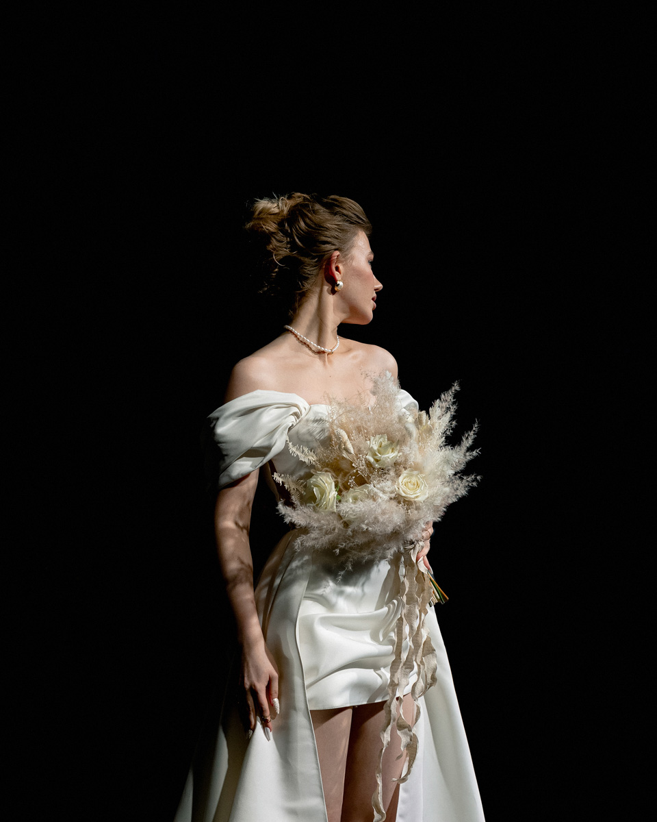 Если раньше атмосфера «Завтрака с невестой» была максимально приближена к свадебно-торжественной, то первый ивент 2023 года прошёл в нехарактерных декорациях. Парящие белые платья и тёмные стены концертного бара, 25 свадебных образов и главные организационные тренды. Собрали для вас всё самое интересное в одном материале!