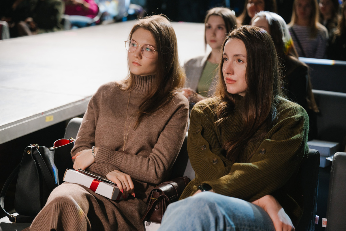 Если раньше атмосфера «Завтрака с невестой» была максимально приближена к свадебно-торжественной, то первый ивент 2023 года прошёл в нехарактерных декорациях. Парящие белые платья и тёмные стены концертного бара, 25 свадебных образов и главные организационные тренды. Собрали для вас всё самое интересное в одном материале!