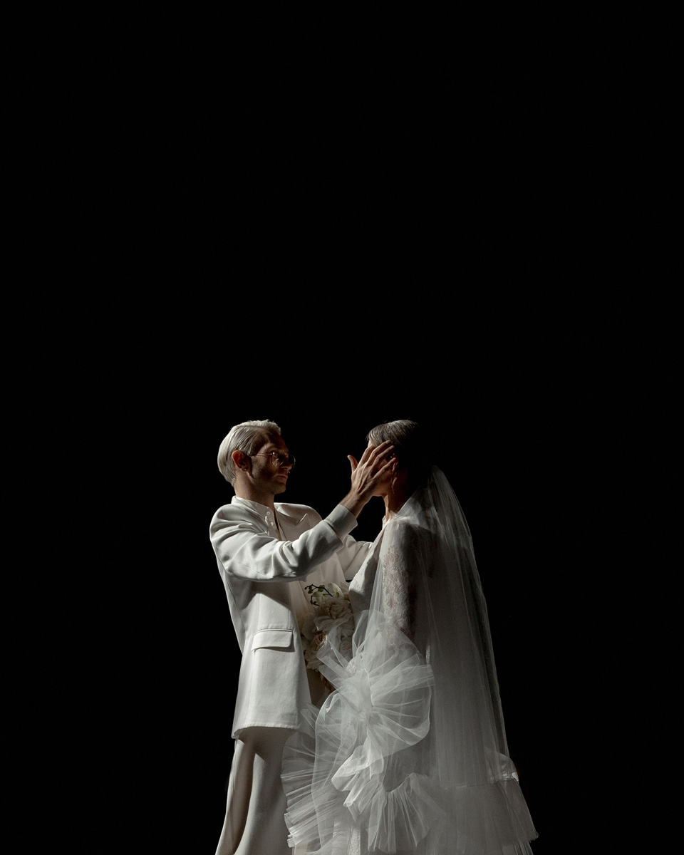 Если раньше атмосфера «Завтрака с невестой» была максимально приближена к свадебно-торжественной, то первый ивент 2023 года прошёл в нехарактерных декорациях. Парящие белые платья и тёмные стены концертного бара, 25 свадебных образов и главные организационные тренды. Собрали для вас всё самое интересное в одном материале!