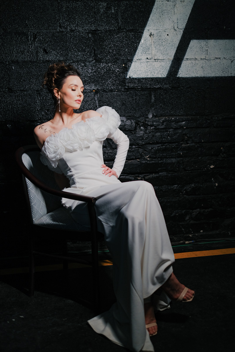 Если раньше атмосфера «Завтрака с невестой» была максимально приближена к свадебно-торжественной, то первый ивент 2023 года прошёл в нехарактерных декорациях. Парящие белые платья и тёмные стены концертного бара, 25 свадебных образов и главные организационные тренды. Собрали для вас всё самое интересное в одном материале!