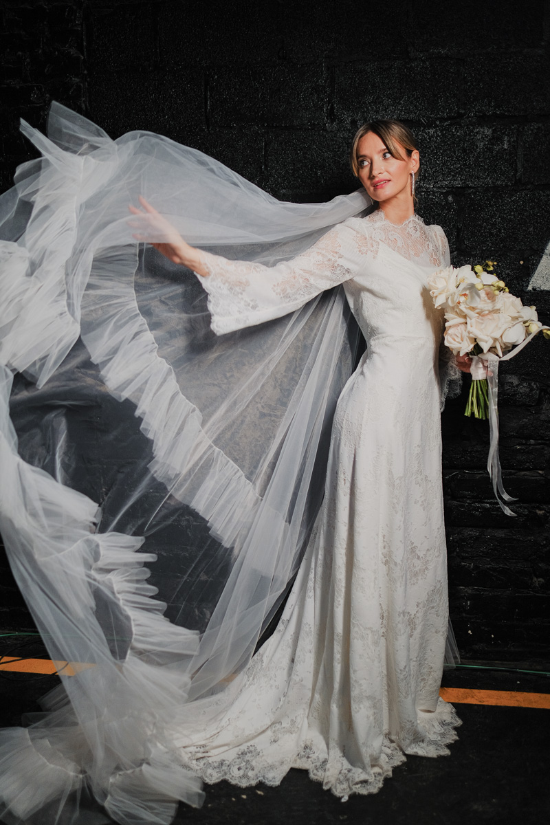 Если раньше атмосфера «Завтрака с невестой» была максимально приближена к свадебно-торжественной, то первый ивент 2023 года прошёл в нехарактерных декорациях. Парящие белые платья и тёмные стены концертного бара, 25 свадебных образов и главные организационные тренды. Собрали для вас всё самое интересное в одном материале!