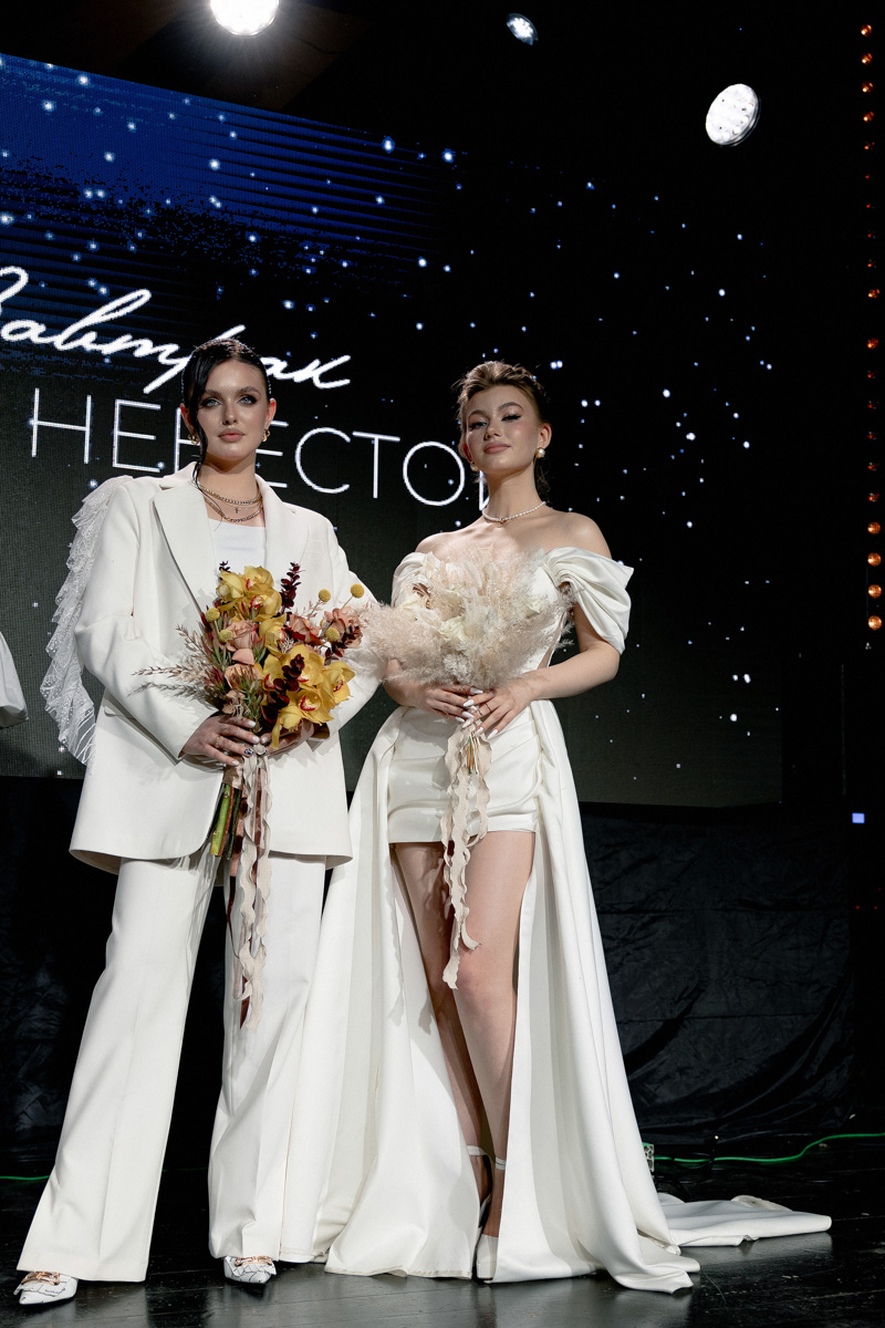 Если раньше атмосфера «Завтрака с невестой» была максимально приближена к свадебно-торжественной, то первый ивент 2023 года прошёл в нехарактерных декорациях. Парящие белые платья и тёмные стены концертного бара, 25 свадебных образов и главные организационные тренды. Собрали для вас всё самое интересное в одном материале!