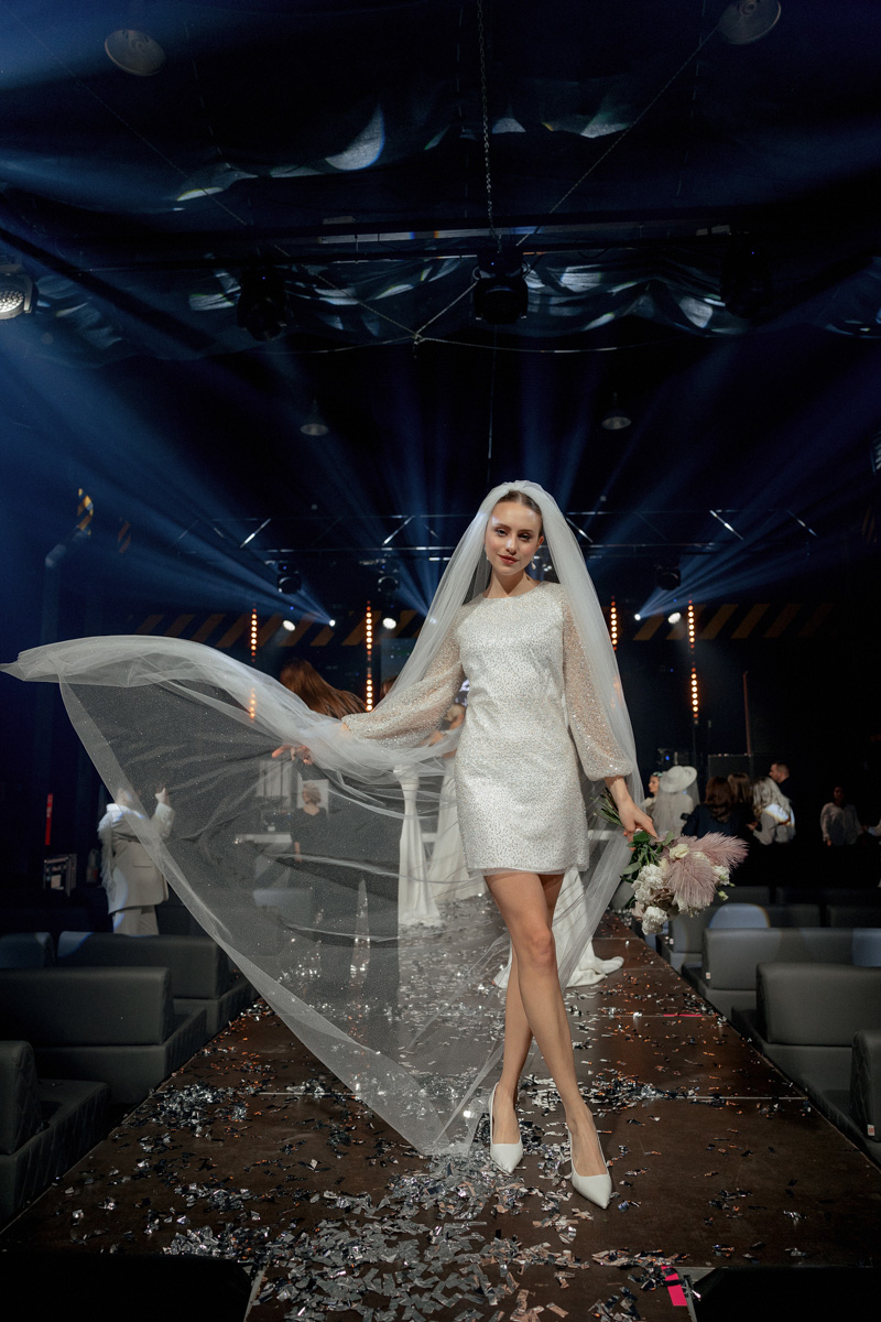 Если раньше атмосфера «Завтрака с невестой» была максимально приближена к свадебно-торжественной, то первый ивент 2023 года прошёл в нехарактерных декорациях. Парящие белые платья и тёмные стены концертного бара, 25 свадебных образов и главные организационные тренды. Собрали для вас всё самое интересное в одном материале!