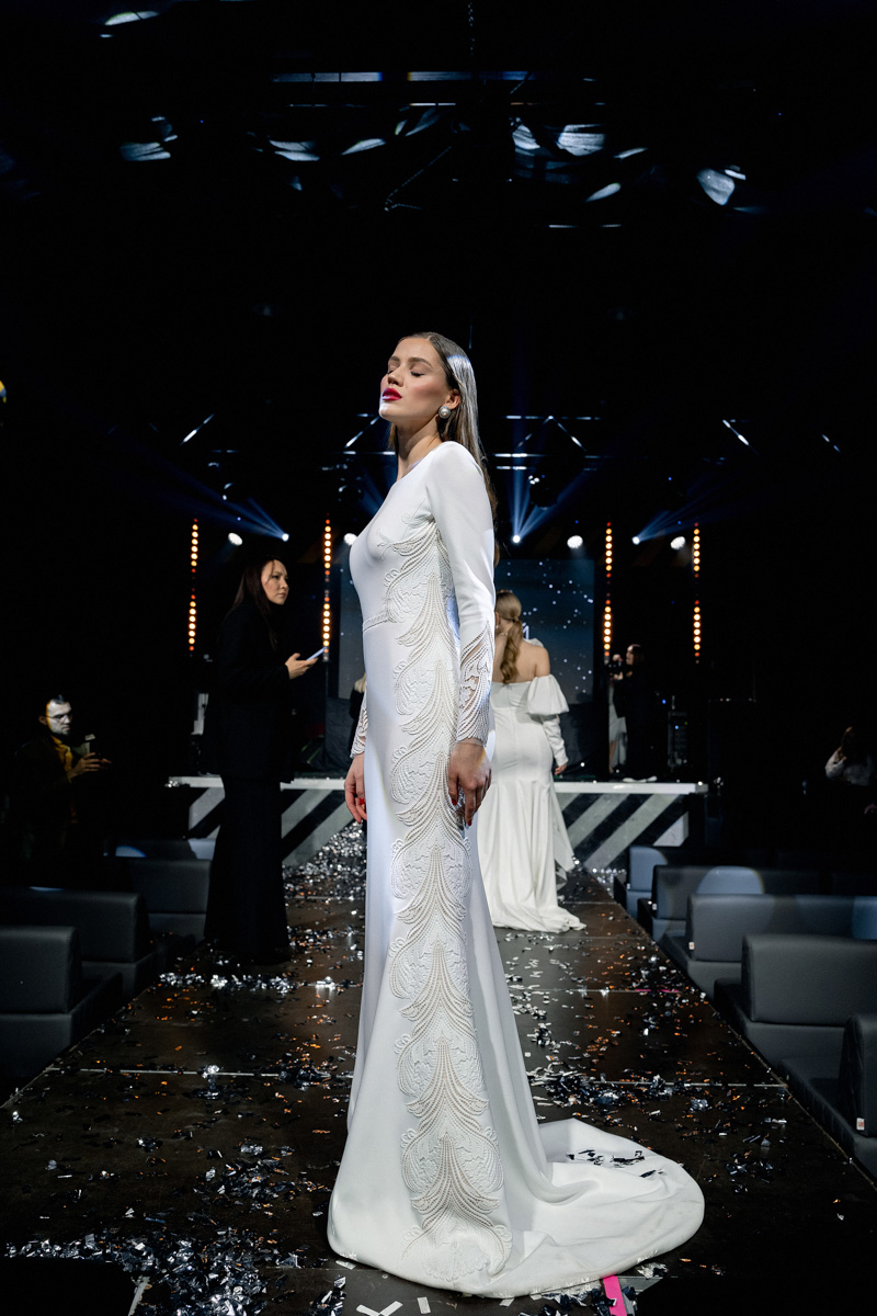 Если раньше атмосфера «Завтрака с невестой» была максимально приближена к свадебно-торжественной, то первый ивент 2023 года прошёл в нехарактерных декорациях. Парящие белые платья и тёмные стены концертного бара, 25 свадебных образов и главные организационные тренды. Собрали для вас всё самое интересное в одном материале!