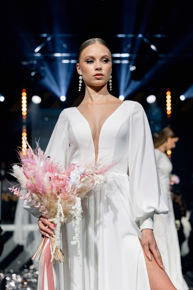 Если раньше атмосфера «Завтрака с невестой» была максимально приближена к свадебно-торжественной, то первый ивент 2023 года прошёл в нехарактерных декорациях. Парящие белые платья и тёмные стены концертного бара, 25 свадебных образов и главные организационные тренды. Собрали для вас всё самое интересное в одном материале!