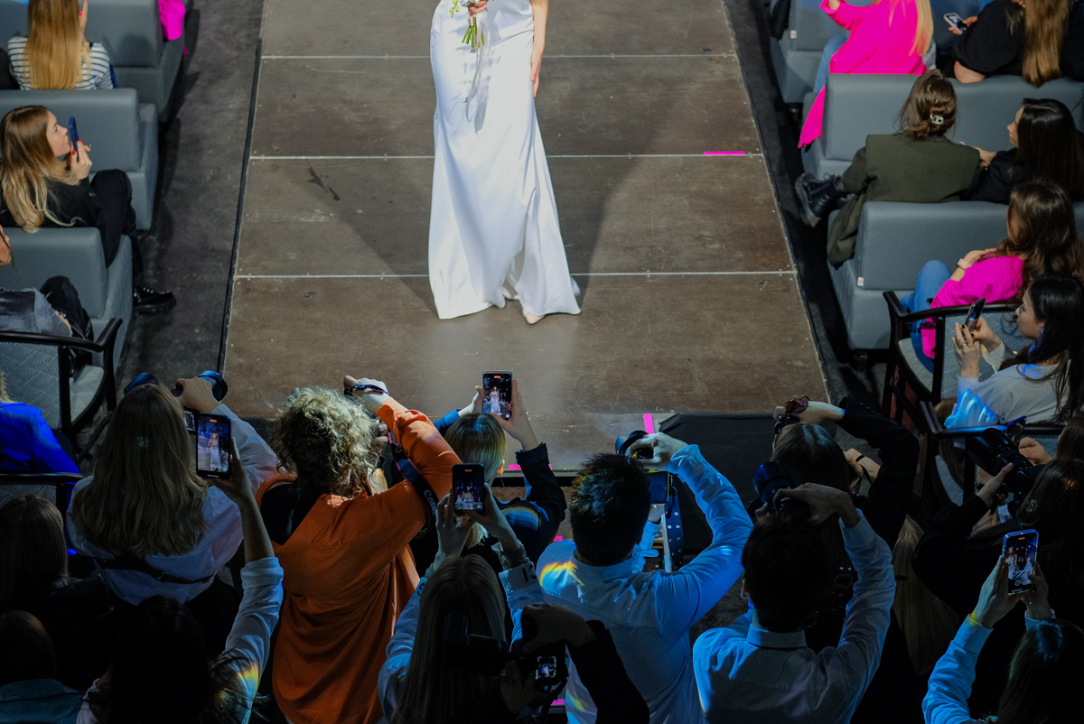 Если раньше атмосфера «Завтрака с невестой» была максимально приближена к свадебно-торжественной, то первый ивент 2023 года прошёл в нехарактерных декорациях. Парящие белые платья и тёмные стены концертного бара, 25 свадебных образов и главные организационные тренды. Собрали для вас всё самое интересное в одном материале!