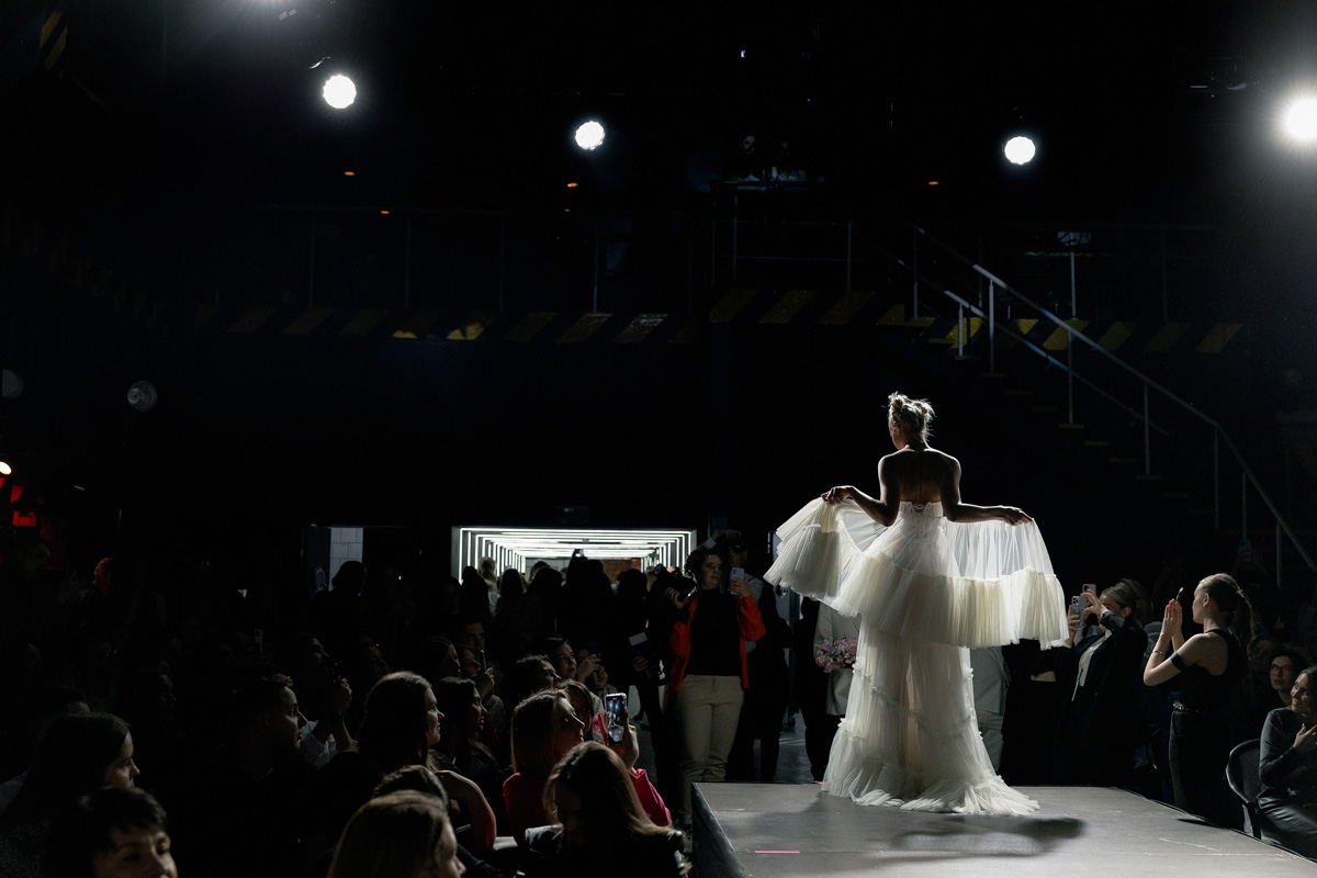 Если раньше атмосфера «Завтрака с невестой» была максимально приближена к свадебно-торжественной, то первый ивент 2023 года прошёл в нехарактерных декорациях. Парящие белые платья и тёмные стены концертного бара, 25 свадебных образов и главные организационные тренды. Собрали для вас всё самое интересное в одном материале!