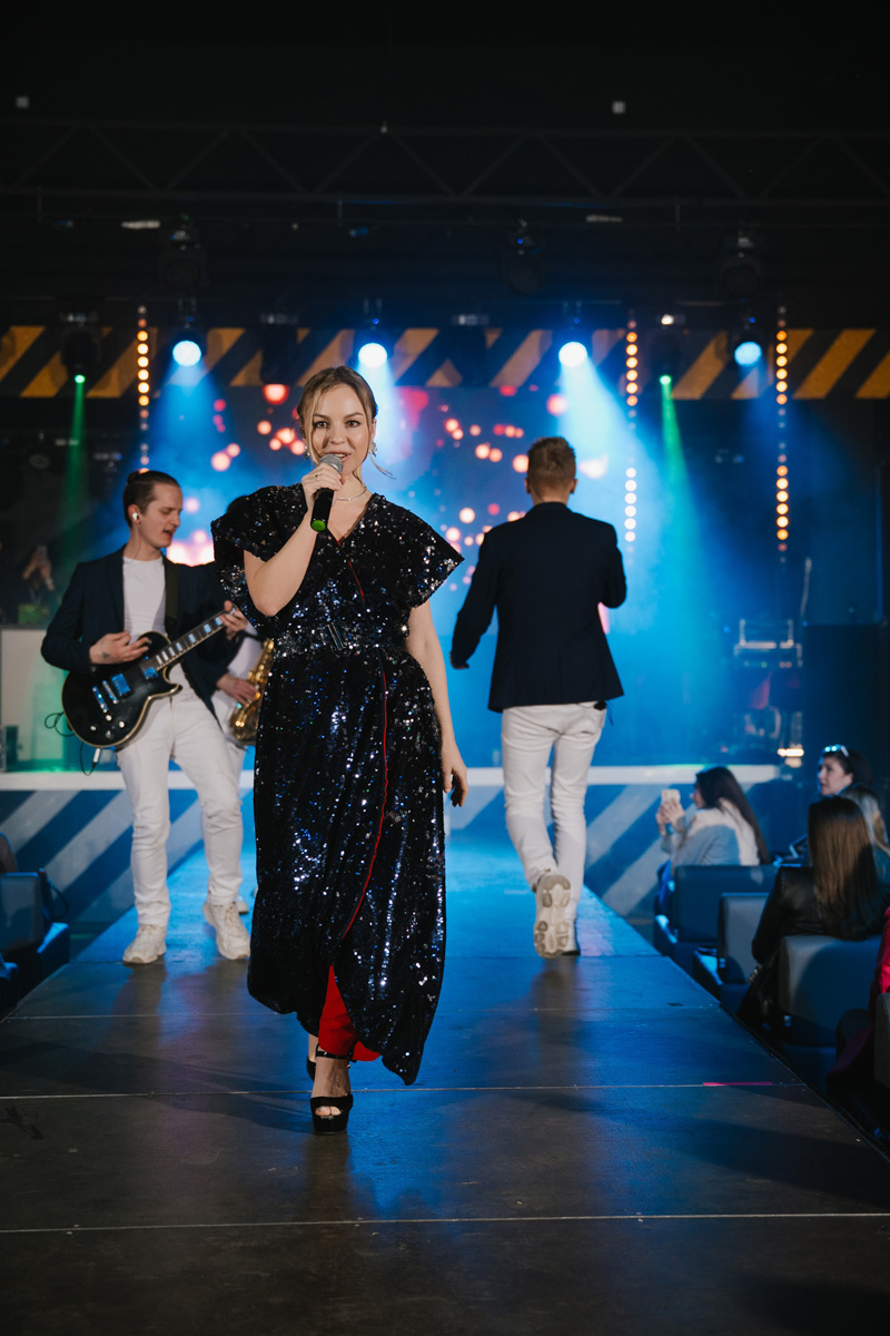 Если раньше атмосфера «Завтрака с невестой» была максимально приближена к свадебно-торжественной, то первый ивент 2023 года прошёл в нехарактерных декорациях. Парящие белые платья и тёмные стены концертного бара, 25 свадебных образов и главные организационные тренды. Собрали для вас всё самое интересное в одном материале!