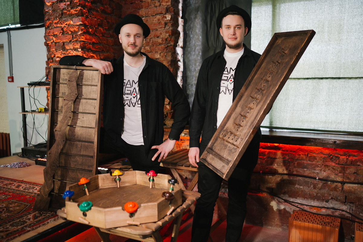 Если раньше атмосфера «Завтрака с невестой» была максимально приближена к свадебно-торжественной, то первый ивент 2023 года прошёл в нехарактерных декорациях. Парящие белые платья и тёмные стены концертного бара, 25 свадебных образов и главные организационные тренды. Собрали для вас всё самое интересное в одном материале!