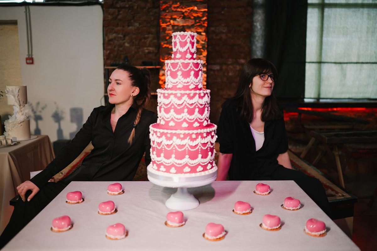 Если раньше атмосфера «Завтрака с невестой» была максимально приближена к свадебно-торжественной, то первый ивент 2023 года прошёл в нехарактерных декорациях. Парящие белые платья и тёмные стены концертного бара, 25 свадебных образов и главные организационные тренды. Собрали для вас всё самое интересное в одном материале!