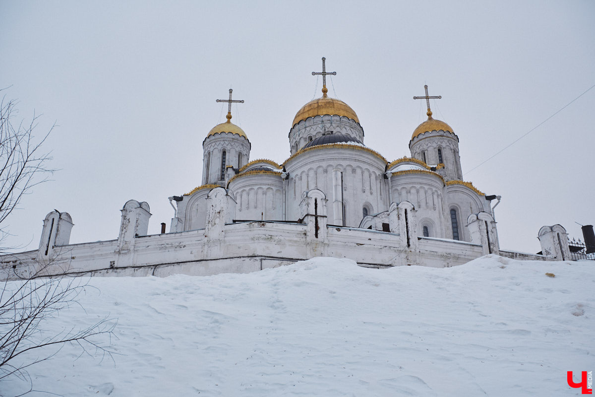 Трещины, облупившийся фасад и разрушение старинных декоративных элементов — все это объединяет три старинных здания, расположенных в историческом центре Владимира. А еще то, что им всем срочно нужна реставрация! А вот будет она или нет — читайте в нашей статье.
