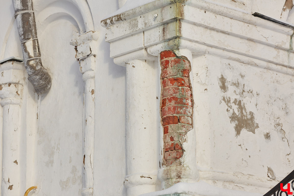 Трещины, облупившийся фасад и разрушение старинных декоративных элементов — все это объединяет три старинных здания, расположенных в историческом центре Владимира. А еще то, что им всем срочно нужна реставрация! А вот будет она или нет — читайте в нашей статье.