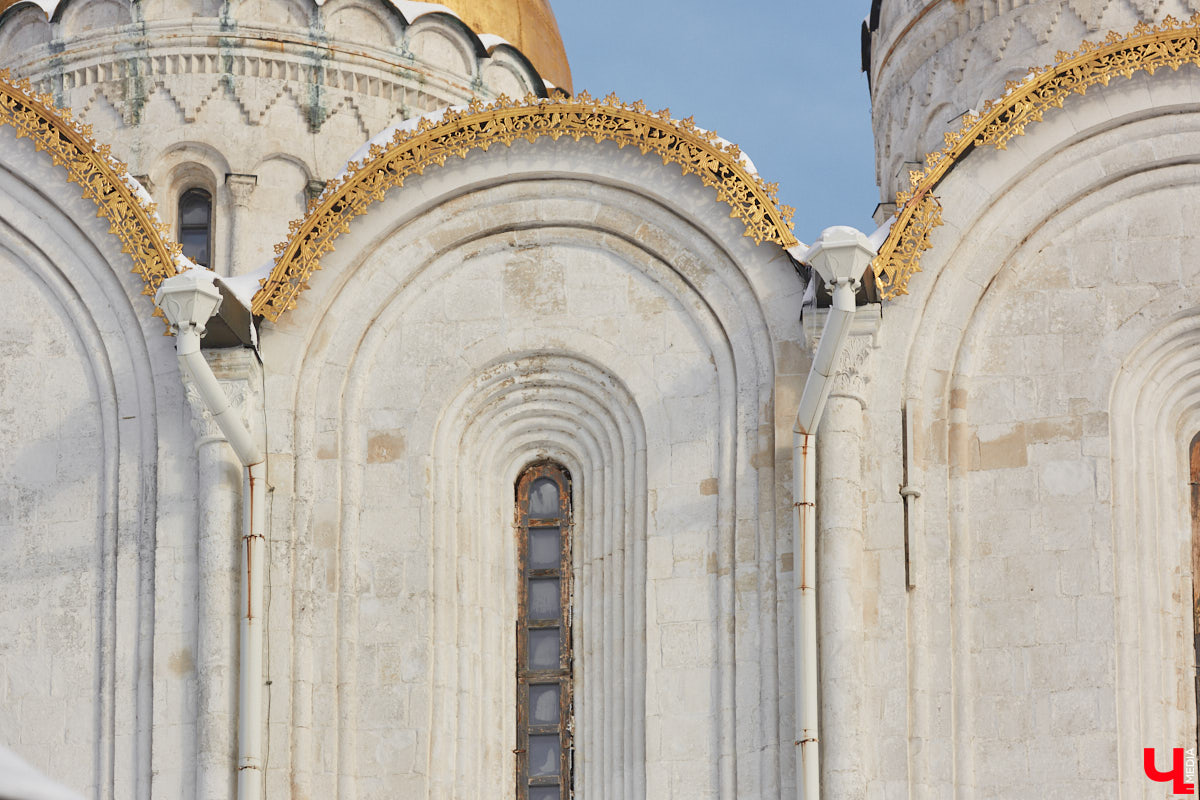 Трещины, облупившийся фасад и разрушение старинных декоративных элементов — все это объединяет три старинных здания, расположенных в историческом центре Владимира. А еще то, что им всем срочно нужна реставрация! А вот будет она или нет — читайте в нашей статье.