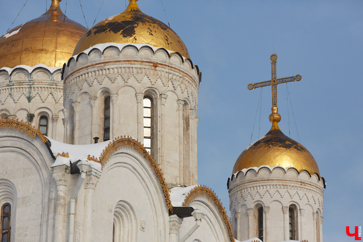 Трещины, облупившийся фасад и разрушение старинных декоративных элементов — все это объединяет три старинных здания, расположенных в историческом центре Владимира. А еще то, что им всем срочно нужна реставрация! А вот будет она или нет — читайте в нашей статье.