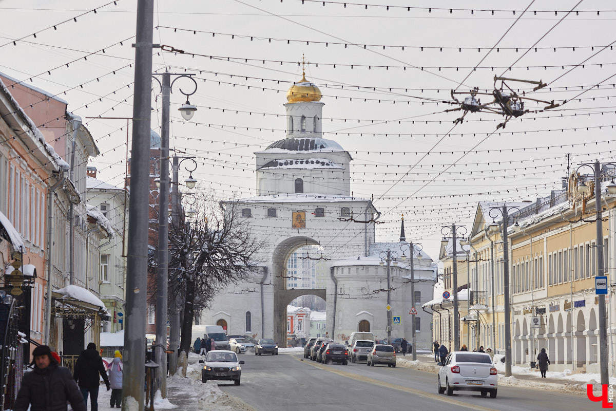 Трещины, облупившийся фасад и разрушение старинных декоративных элементов — все это объединяет три старинных здания, расположенных в историческом центре Владимира. А еще то, что им всем срочно нужна реставрация! А вот будет она или нет — читайте в нашей статье.
