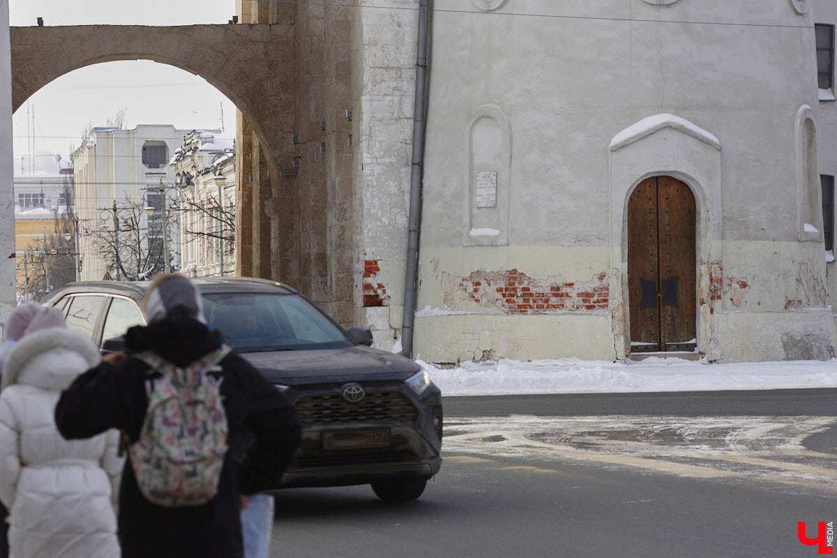 Трещины, облупившийся фасад и разрушение старинных декоративных элементов — все это объединяет три старинных здания, расположенных в историческом центре Владимира. А еще то, что им всем срочно нужна реставрация! А вот будет она или нет — читайте в нашей статье.