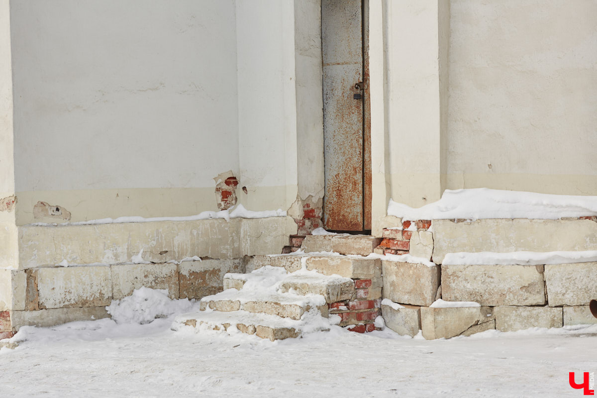 Трещины, облупившийся фасад и разрушение старинных декоративных элементов — все это объединяет три старинных здания, расположенных в историческом центре Владимира. А еще то, что им всем срочно нужна реставрация! А вот будет она или нет — читайте в нашей статье.