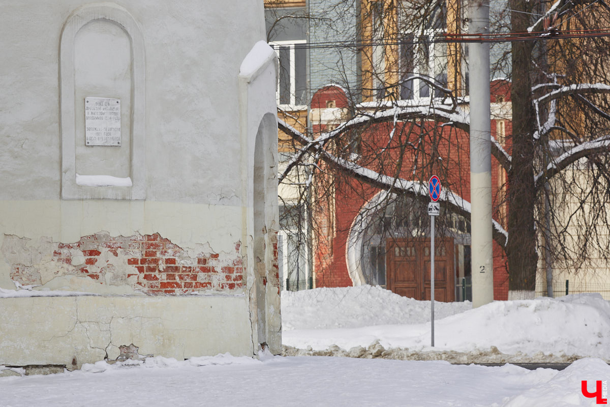 Трещины, облупившийся фасад и разрушение старинных декоративных элементов — все это объединяет три старинных здания, расположенных в историческом центре Владимира. А еще то, что им всем срочно нужна реставрация! А вот будет она или нет — читайте в нашей статье.