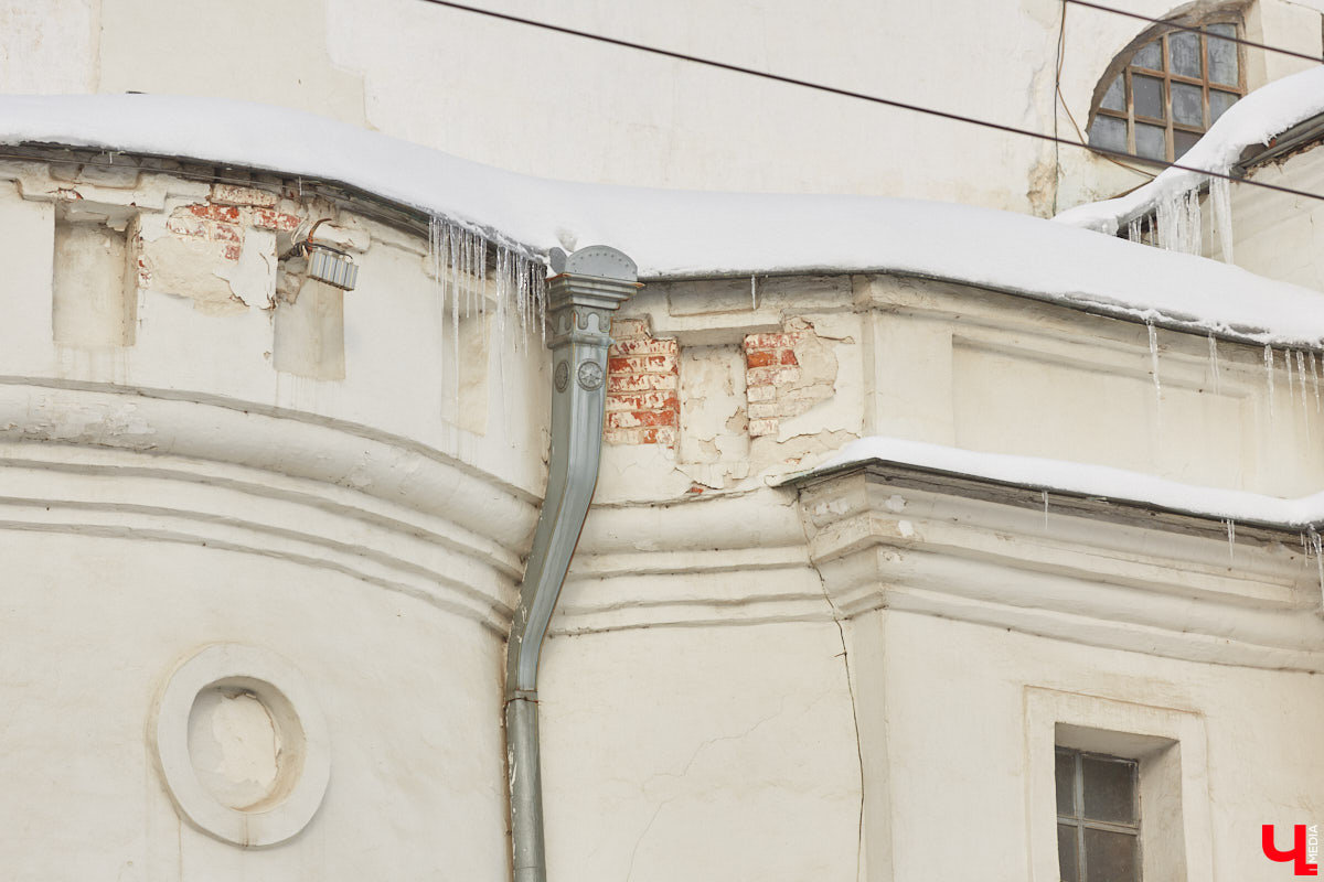 Трещины, облупившийся фасад и разрушение старинных декоративных элементов — все это объединяет три старинных здания, расположенных в историческом центре Владимира. А еще то, что им всем срочно нужна реставрация! А вот будет она или нет — читайте в нашей статье.