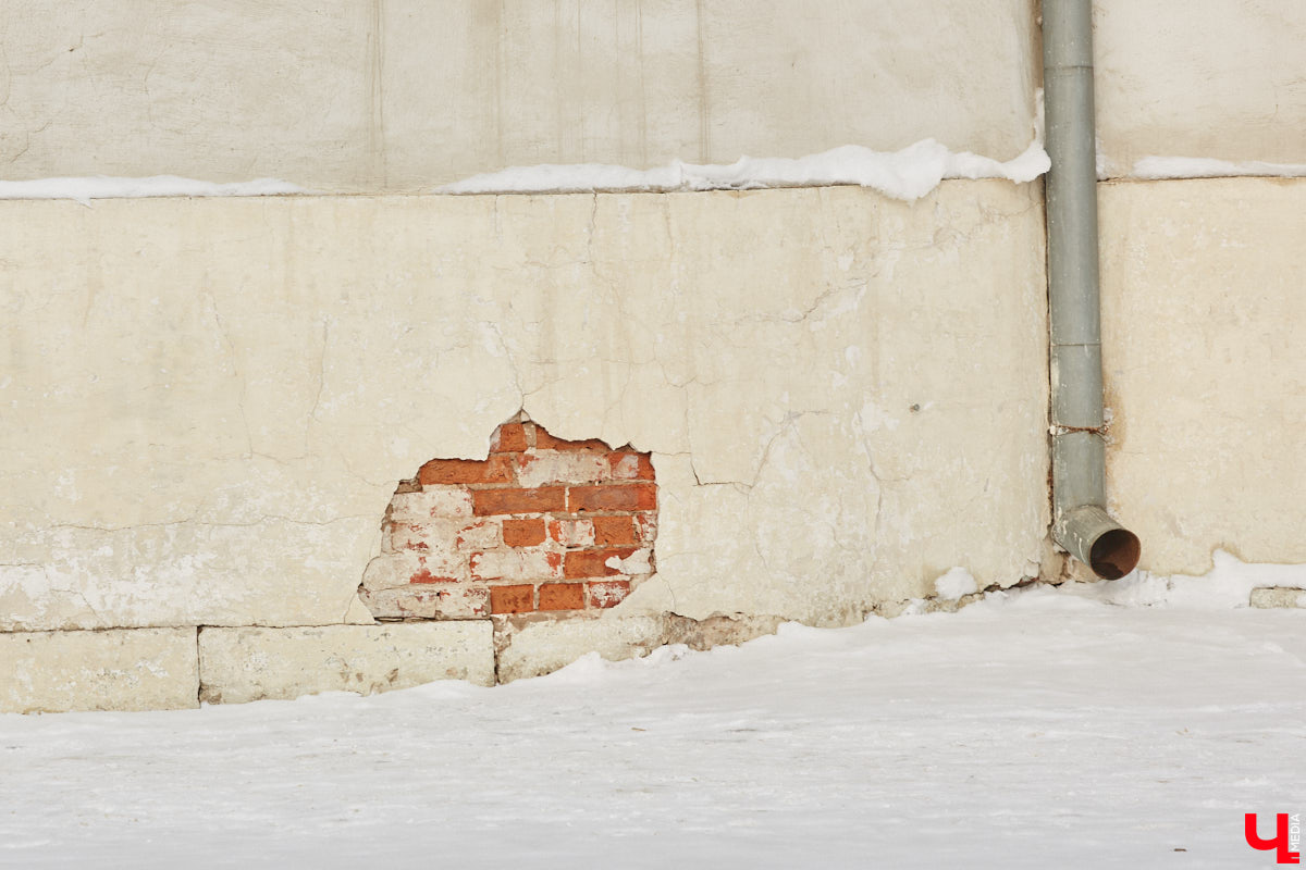 Трещины, облупившийся фасад и разрушение старинных декоративных элементов — все это объединяет три старинных здания, расположенных в историческом центре Владимира. А еще то, что им всем срочно нужна реставрация! А вот будет она или нет — читайте в нашей статье.