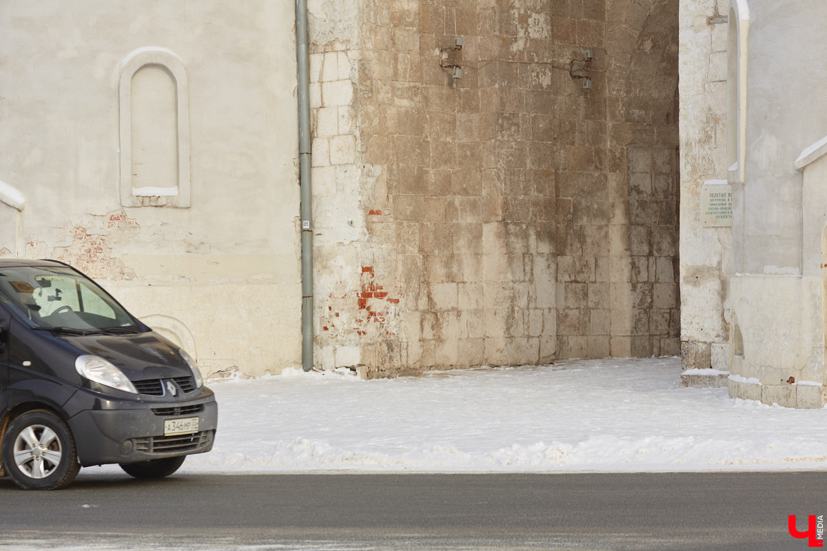 Трещины, облупившийся фасад и разрушение старинных декоративных элементов — все это объединяет три старинных здания, расположенных в историческом центре Владимира. А еще то, что им всем срочно нужна реставрация! А вот будет она или нет — читайте в нашей статье.