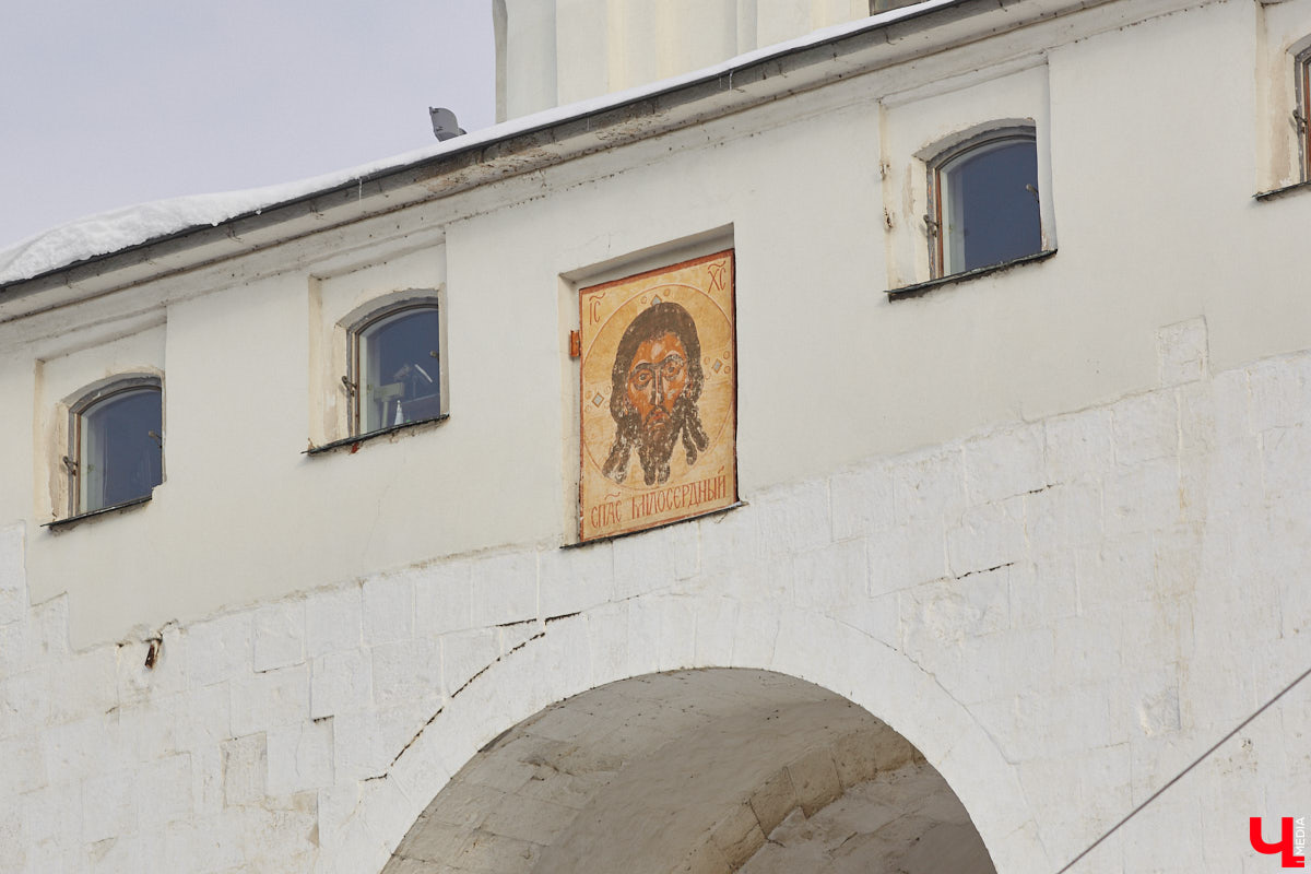 Трещины, облупившийся фасад и разрушение старинных декоративных элементов — все это объединяет три старинных здания, расположенных в историческом центре Владимира. А еще то, что им всем срочно нужна реставрация! А вот будет она или нет — читайте в нашей статье.