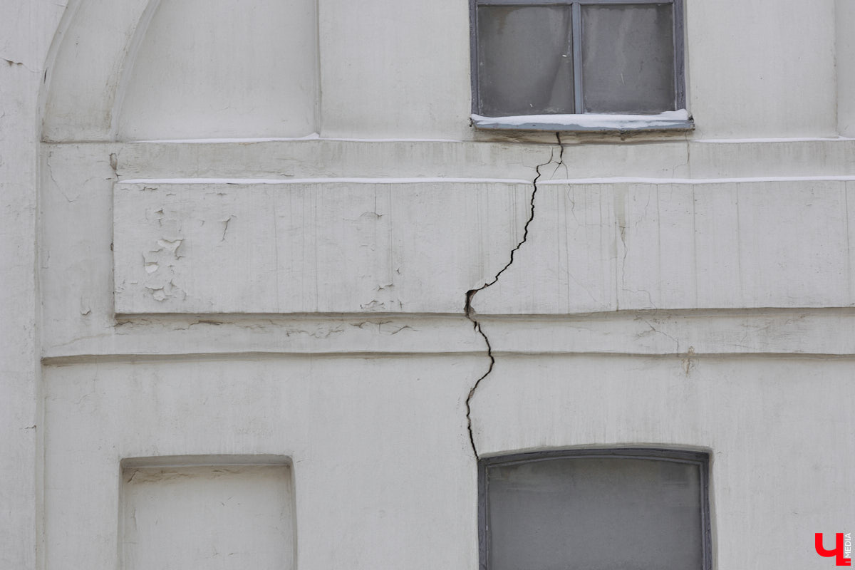 Трещины, облупившийся фасад и разрушение старинных декоративных элементов — все это объединяет три старинных здания, расположенных в историческом центре Владимира. А еще то, что им всем срочно нужна реставрация! А вот будет она или нет — читайте в нашей статье.