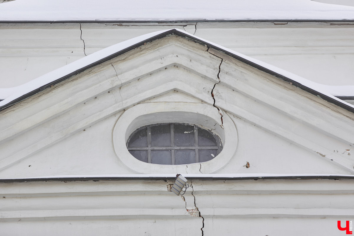 Трещины, облупившийся фасад и разрушение старинных декоративных элементов — все это объединяет три старинных здания, расположенных в историческом центре Владимира. А еще то, что им всем срочно нужна реставрация! А вот будет она или нет — читайте в нашей статье.