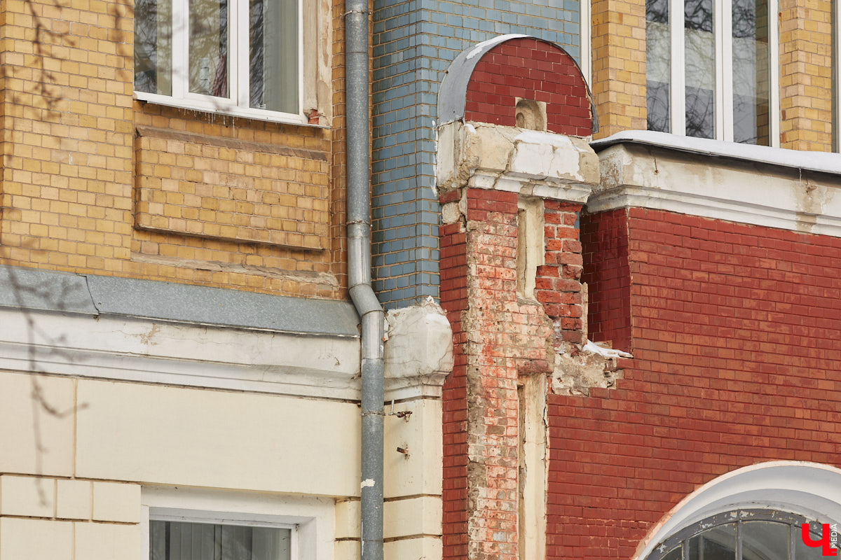 Трещины, облупившийся фасад и разрушение старинных декоративных элементов — все это объединяет три старинных здания, расположенных в историческом центре Владимира. А еще то, что им всем срочно нужна реставрация! А вот будет она или нет — читайте в нашей статье.
