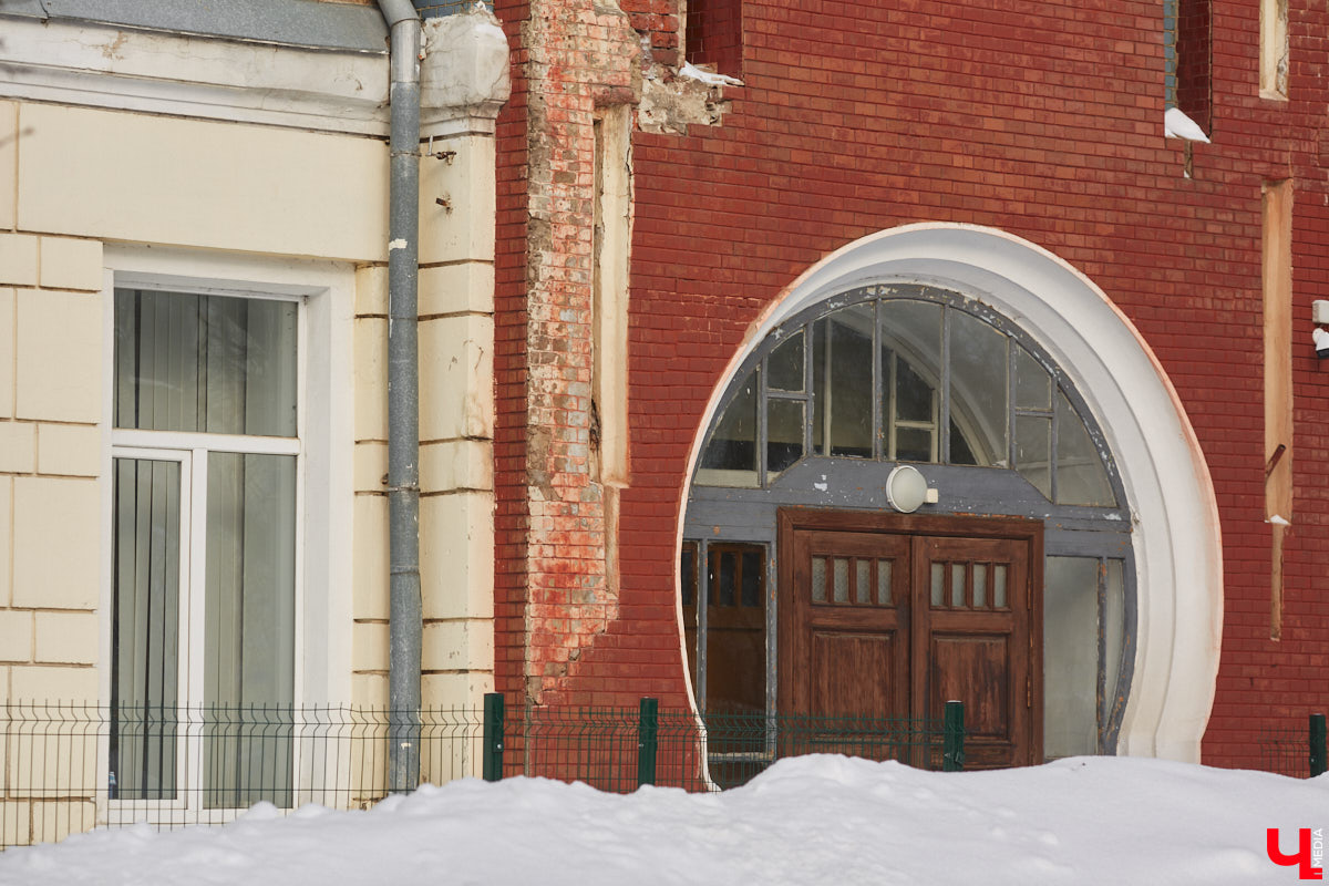 Трещины, облупившийся фасад и разрушение старинных декоративных элементов — все это объединяет три старинных здания, расположенных в историческом центре Владимира. А еще то, что им всем срочно нужна реставрация! А вот будет она или нет — читайте в нашей статье.