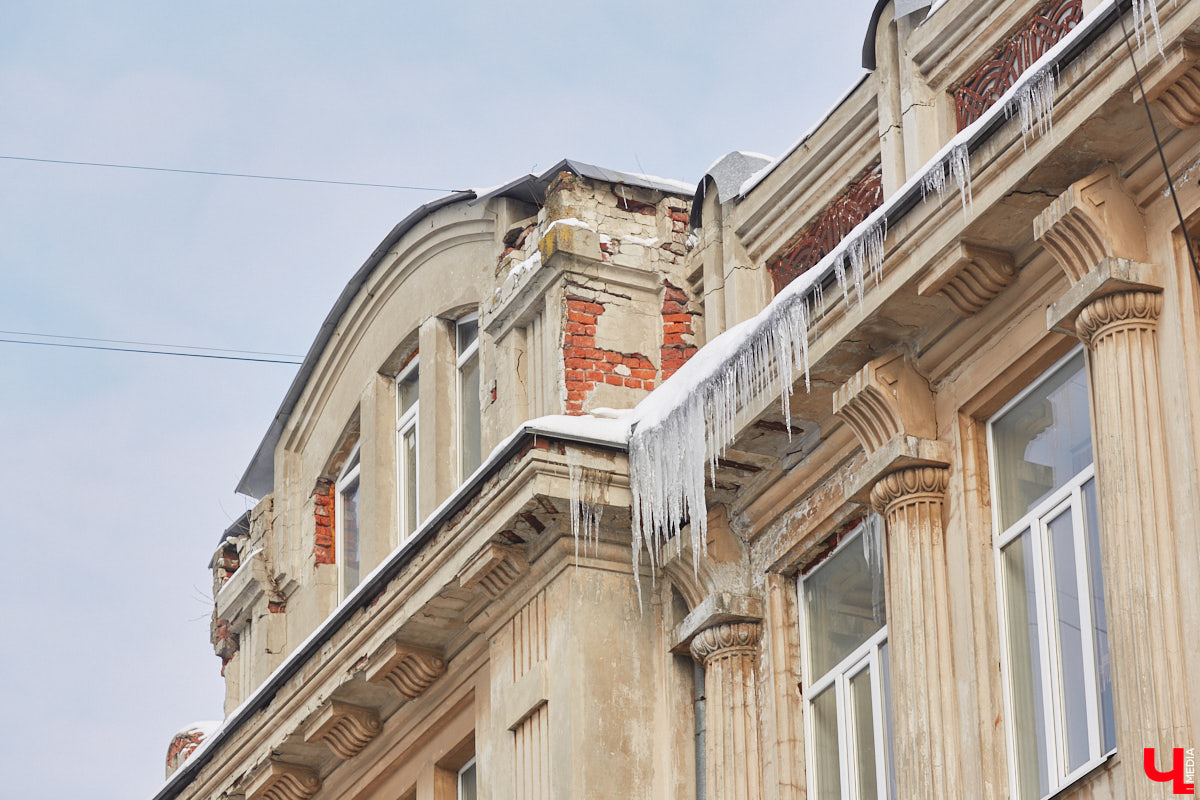 Трещины, облупившийся фасад и разрушение старинных декоративных элементов — все это объединяет три старинных здания, расположенных в историческом центре Владимира. А еще то, что им всем срочно нужна реставрация! А вот будет она или нет — читайте в нашей статье.