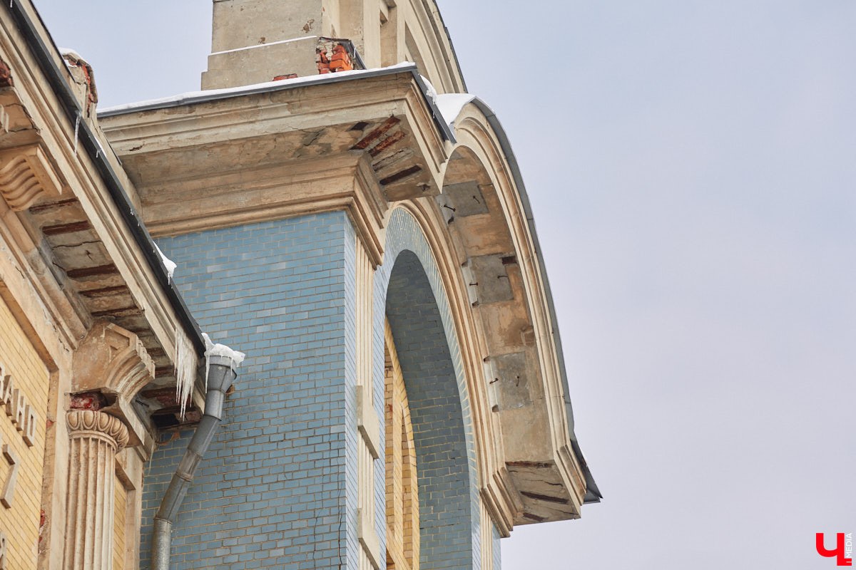 Трещины, облупившийся фасад и разрушение старинных декоративных элементов — все это объединяет три старинных здания, расположенных в историческом центре Владимира. А еще то, что им всем срочно нужна реставрация! А вот будет она или нет — читайте в нашей статье.